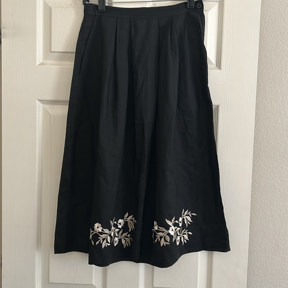 Vintage pleaded embroidered black midi skirt with pockets size 8